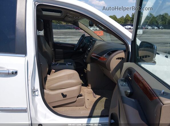 2C4RC1CG7GR188609 2016 CHRYSLER TOWN & COUNTRY Белый Вид салона спереди