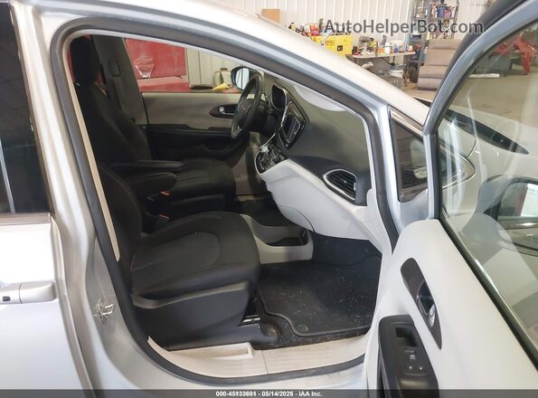 2C4RC1CG7NR141528 2022 CHRYSLER VOYAGER Серебряный Вид салона спереди