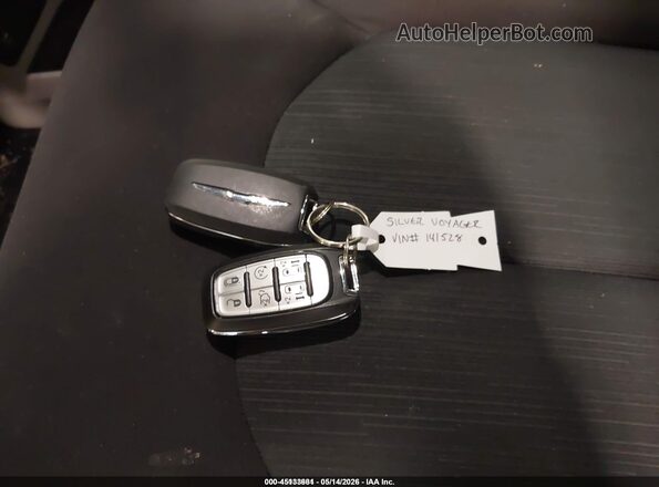 2C4RC1CG7NR141528 2022 CHRYSLER VOYAGER Серебряный Вид панели приборов