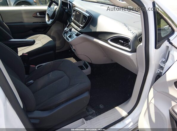 2C4RC1CG8PR600911 2023 CHRYSLER VOYAGER White Front interior view