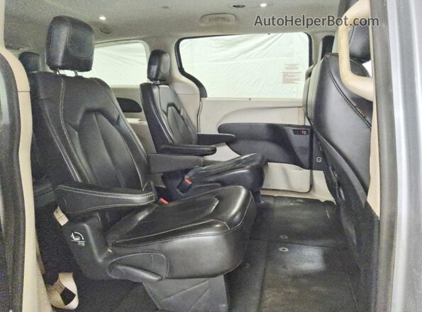 2C4RC1DG1LR266083 2020 CHRYSLER VOYAGER Silver Սալոնի հետևի տեսք