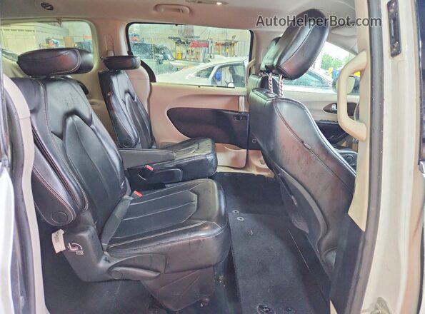 2C4RC1DG2LR261037 2020 CHRYSLER VOYAGER White Widok wnętrza z tyłu