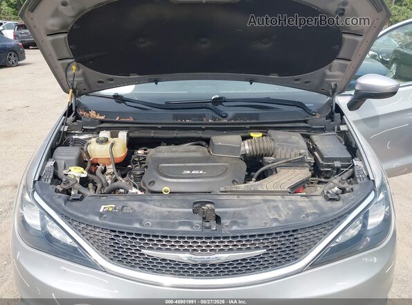 2C4RC1DG6HR512973 2017 CHRYSLER PACIFICA Silver Вид ззаду
