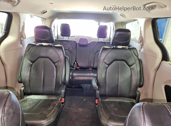 2C4RC1DG9LR187261 2020 CHRYSLER VOYAGER Black Rear seats view