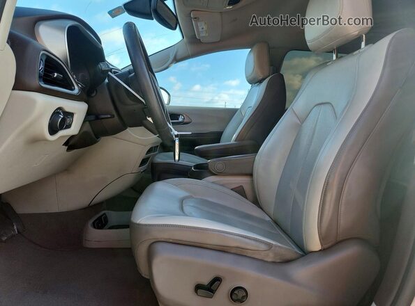 2C4RC1DG9LR265411 2020 CHRYSLER VOYAGER Серебряный Вид салона спереди