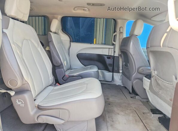 2C4RC1DG9LR265411 2020 CHRYSLER VOYAGER Серебряный Вид задней части салона