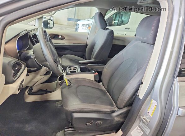2C4RC1DGXHR694998 2017 CHRYSLER PACIFICA Серебряный Вид салона спереди
