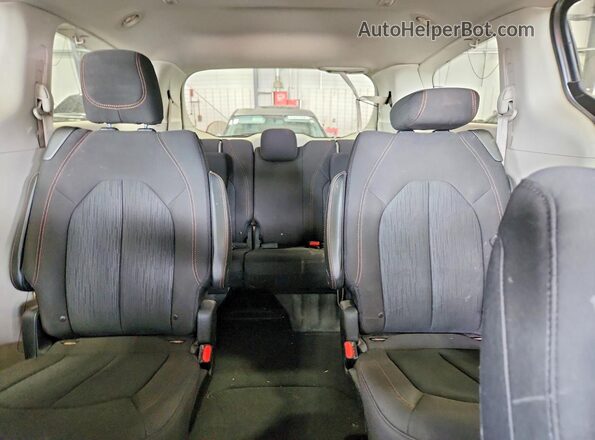 2C4RC1DGXHR694998 2017 CHRYSLER PACIFICA Серебряный Вид задних сидений