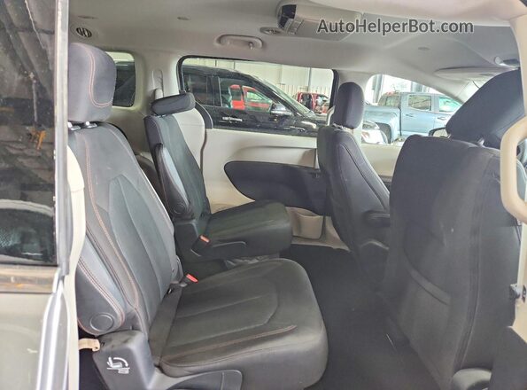 2C4RC1DGXHR694998 2017 CHRYSLER PACIFICA Серебряный Вид задней части салона