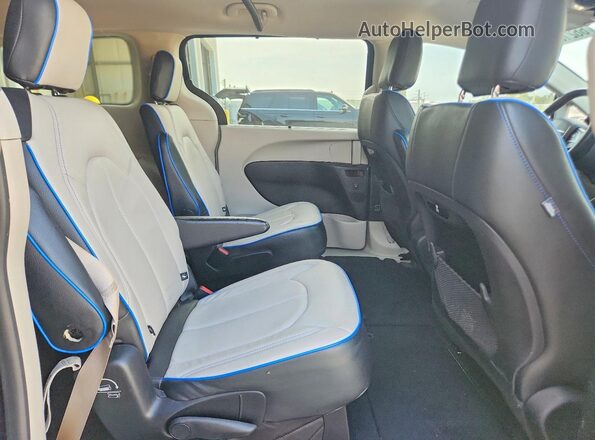 2C4RC1EG2JR254097 2018 CHRYSLER PACIFICA Blue Вид задньої частини салону