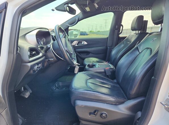 2C4RC1EG3KR589905 2019 CHRYSLER PACIFICA White Front interior view