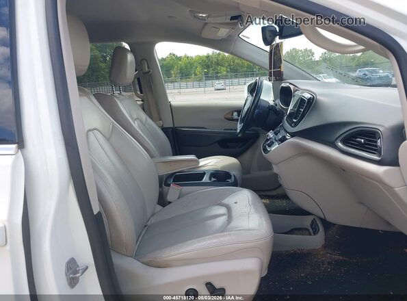 2C4RC1EG7HR539081 2017 CHRYSLER PACIFICA Белый Вид салона спереди