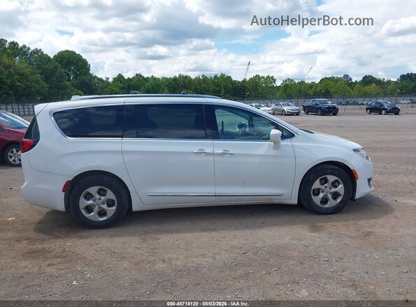 2C4RC1EG7HR539081 2017 CHRYSLER PACIFICA Белый Вид задней части салона