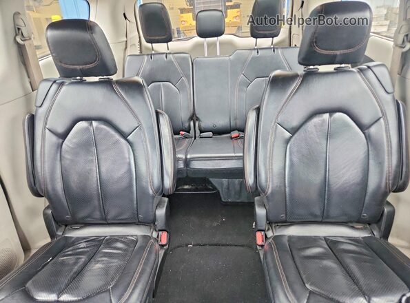 2C4RC1EG8JR148379 2018 CHRYSLER PACIFICA Gray Вид задніх сидінь