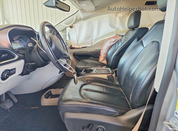 2C4RC1EG9HR840144 2017 CHRYSLER PACIFICA Silver Widok wnętrza z przodu