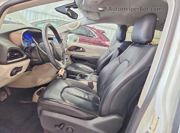 2C4RC1EGXHR565187 2017 CHRYSLER PACIFICA Белый Вид салона спереди