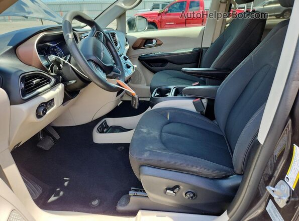 2C4RC1FG1JR107008 2018 CHRYSLER PACIFICA Gray Вид салону спереду
