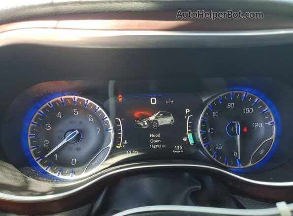 2C4RC1GG0HR525746 2017 CHRYSLER PACIFICA Burgundy ხელსაწყოთა პანელის ხედი