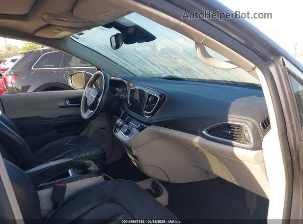 2C4RC1GG0HR748773 2017 CHRYSLER PACIFICA Gray Front interior view