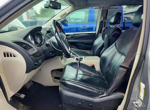 2C4RC1GG3GR177505 2016 CHRYSLER TOWN Silver Вид салону спереду