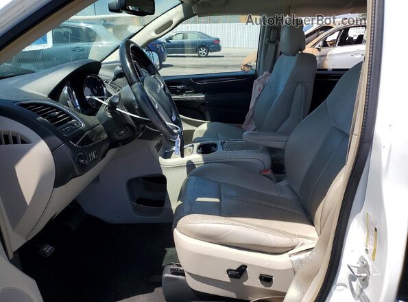 2C4RC1GG4GR200600 2016 CHRYSLER TOWN White Вид салону спереду