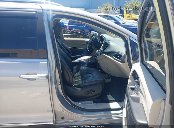 2C4RC1GG6JR320292 2018 CHRYSLER PACIFICA Silver Вид салону спереду
