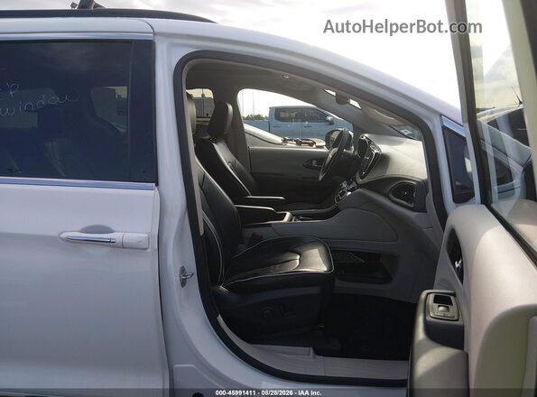 2C4RC1GG6PR620035 2023 CHRYSLER PACIFICA White Вид салону спереду