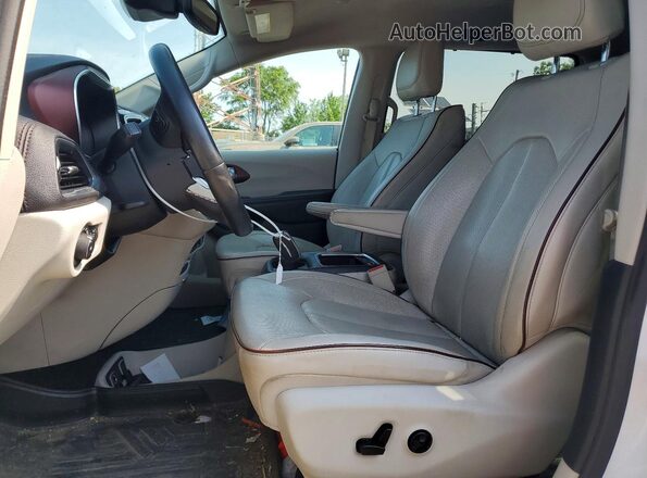 2C4RC1GG8HR821713 2017 CHRYSLER PACIFICA White Vista interior delantera