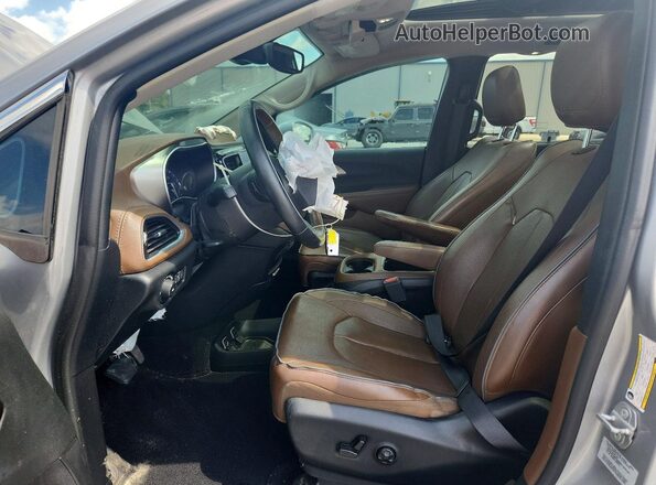 2C4RC1GGXHR505083 2017 CHRYSLER PACIFICA Silver Front interior view