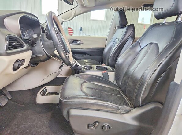 2C4RC1GGXJR320523 2018 CHRYSLER PACIFICA White Widok wnętrza z przodu