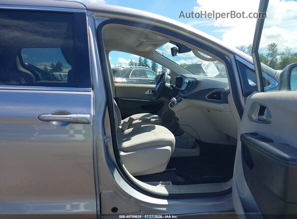 2C4RC1H73HR836196 2017 CHRYSLER PACIFICA Silver Front interior view