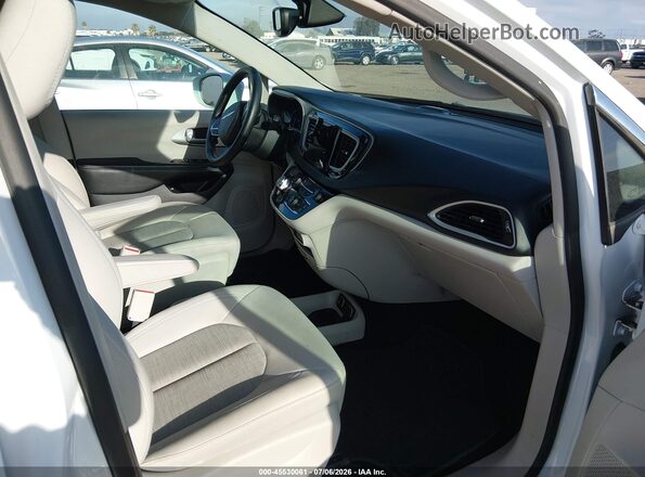 2C4RC1H76KR508777 2019 CHRYSLER PACIFICA White Front interior view