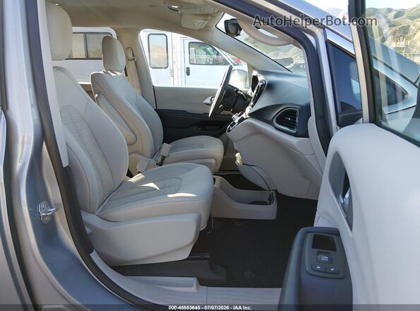 2C4RC1H7XHR797476 2017 CHRYSLER PACIFICA Silver Widok wnętrza z przodu