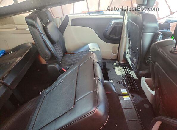 2C4RC1JG4GR304139 2016 CHRYSLER TOWN Black Rear interior view