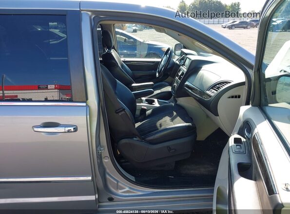 2C4RC1JG6GR136066 2016 CHRYSLER TOWN & COUNTRY Silver Widok wnętrza z przodu