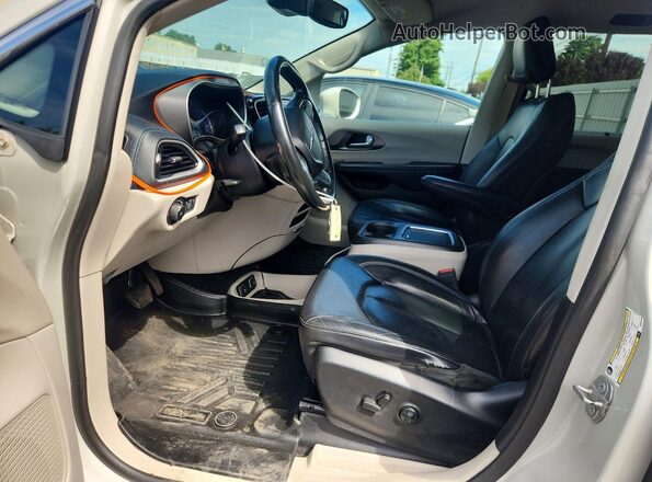 2C4RC1L74MR581060 2021 CHRYSLER PACIFICA White Vista interior delantera