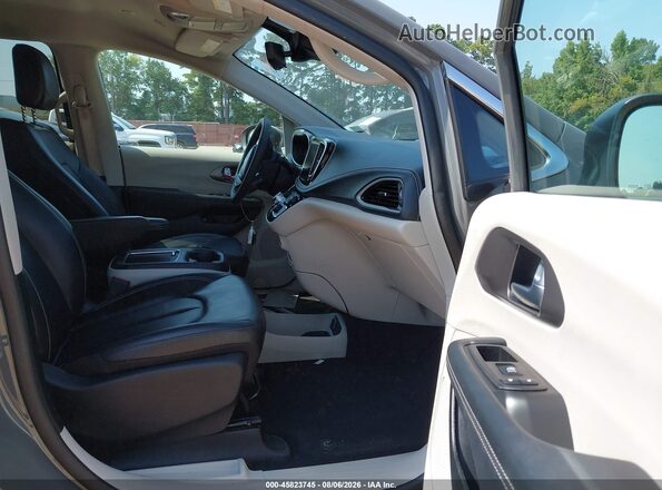 2C4RC1L77PR572812 2023 CHRYSLER PACIFICA Gray Vista interior delantera