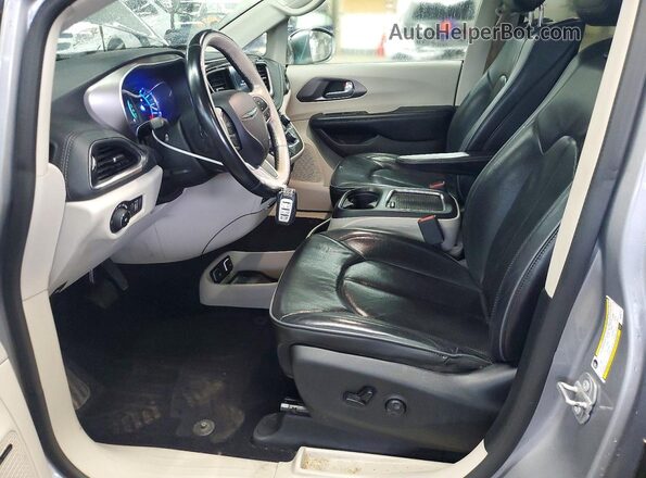 2C4RC1N77JR339713 2018 CHRYSLER PACIFICA Серебряный Вид салона спереди