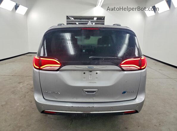 2C4RC1N77JR339713 2018 CHRYSLER PACIFICA Серебряный Вид сзади