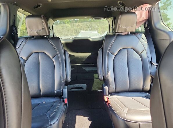 2C4RC3BG6PR528149 2023 CHRYSLER PACIFICA Silver Widok tylnych siedzeń