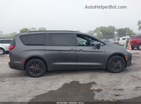 2C4RC3BG9LR282742 2020 CHRYSLER PACIFICA Gray Widok wnętrza z tyłu