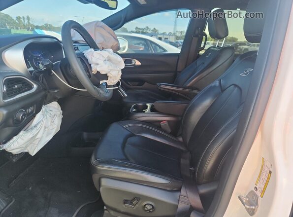 2C4RC3BG9NR174821 2022 CHRYSLER PACIFICA White Front interior view