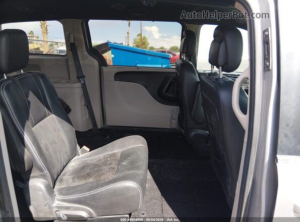 2C4RDGCG3JR136174 2018 DODGE GRAND CARAVAN Silver Widok naklejki z numerem VIN