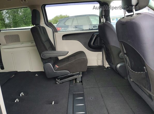 2C4RDGCG9GR333679 2016 DODGE GRAND Silver Rear interior view