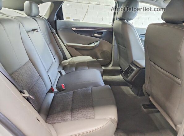 2G1105S3XH9103025 2017 CHEVROLET IMPALA White Widok tylnych siedzeń