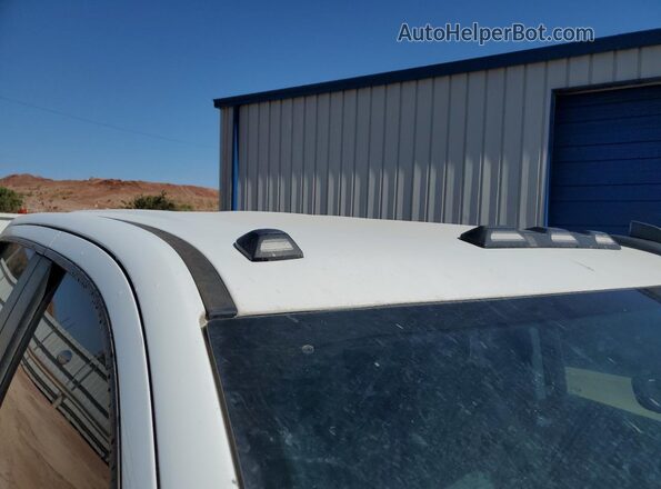 2GC4YMEY0P1700132 2023 CHEVROLET SILVERADO White VIN კოდის სტიკერის ხედი
