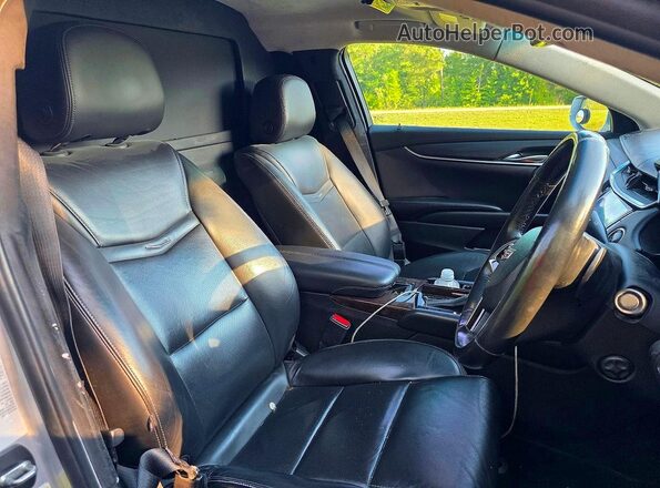 2GEXG6U30H9550146 2017 CADILLAC XTS Silver Widok z przodu