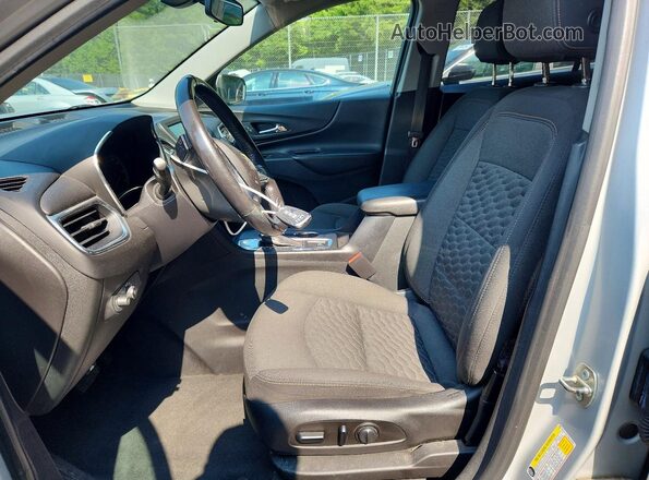 2GNAXJEV3J6251069 2018 CHEVROLET EQUINOX Silver Widok wnętrza z przodu