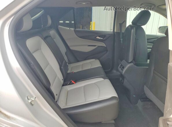 2GNAXMEV1J6235017 2018 CHEVROLET EQUINOX Серебряный Вид задней части салона