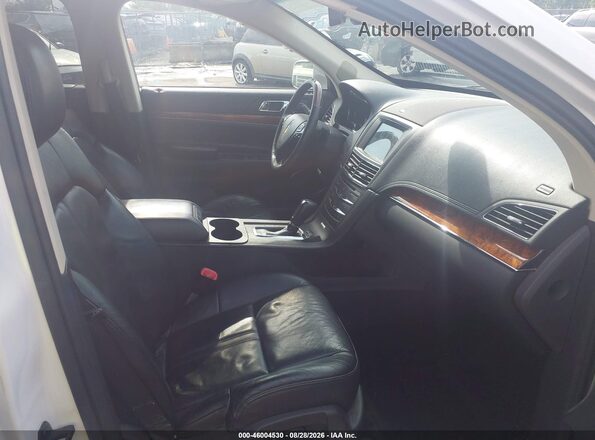 2LMHJ5AT3JBL01254 2018 LINCOLN MKT White Widok wnętrza z przodu
